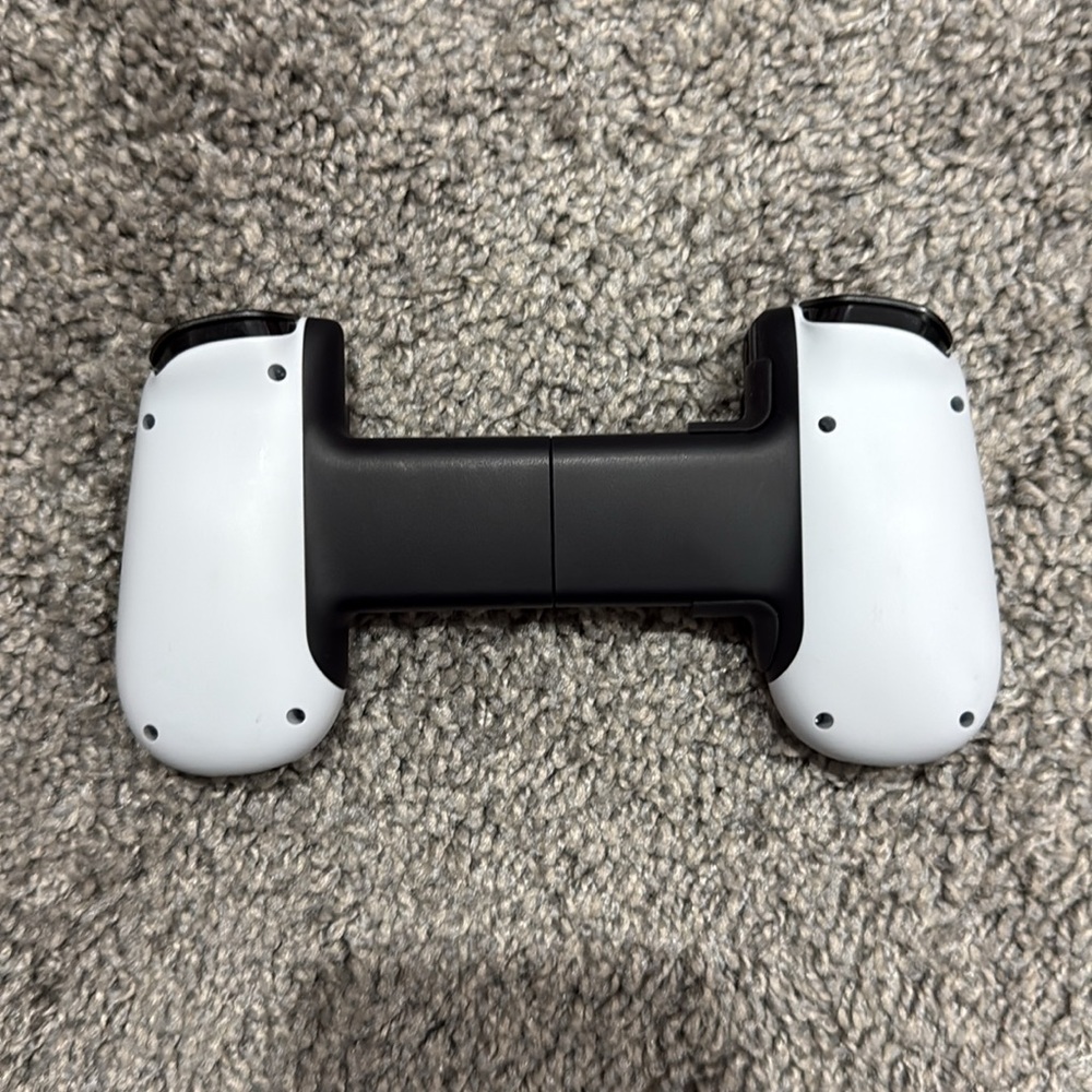 Backbone White and Black Gaming Controller - Picture 4 of 4